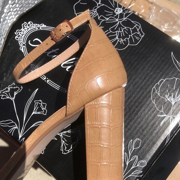 1 Left! Delicious CROC Ankle Strap Heel Sandal 10 - Picture 8 of 8